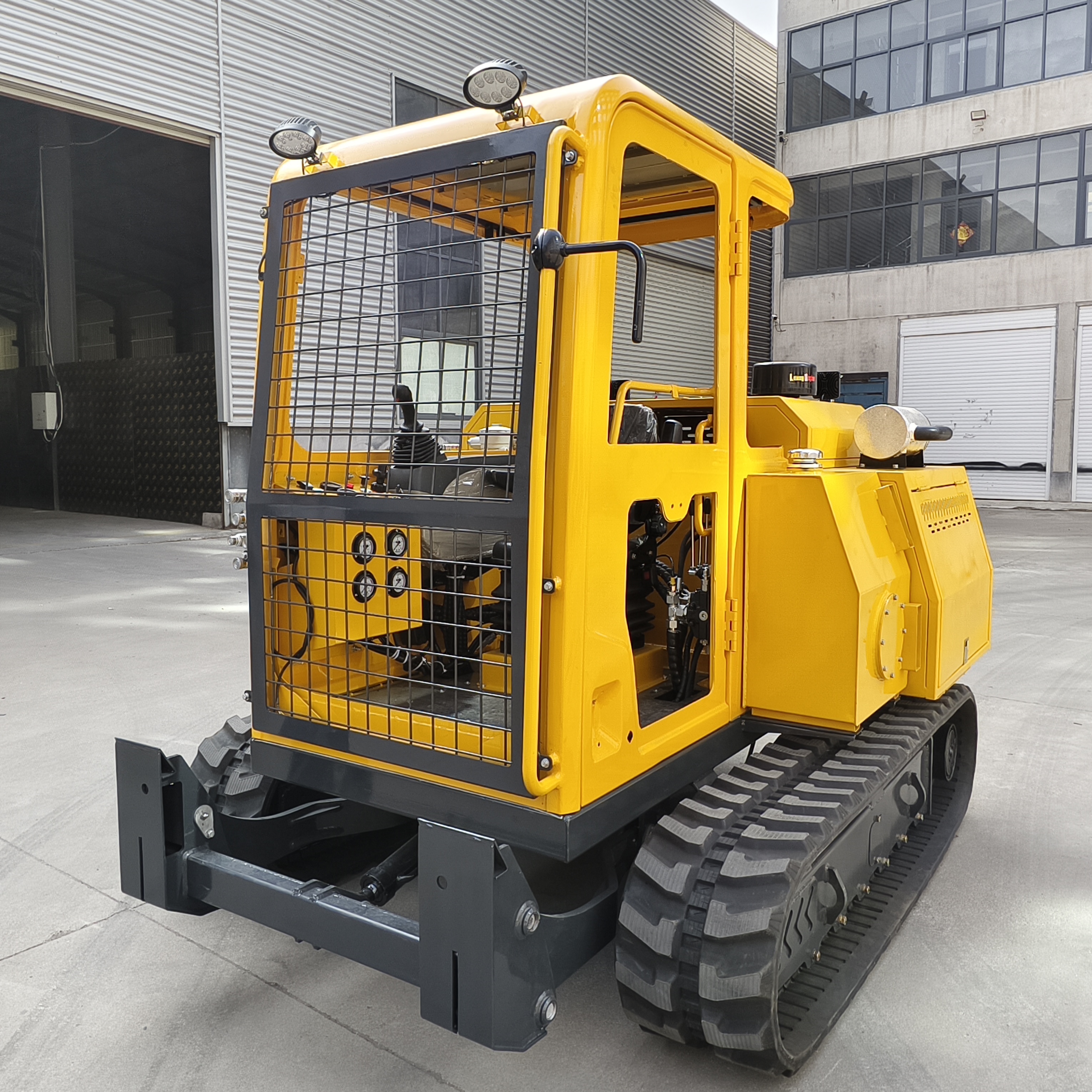 QINDING MACHINERY Unveils Its New All-Terrain Crawler Engineering Machine: Self-developed Rubber Track Chassis Drives High Efficiency in Complex Working Conditions 